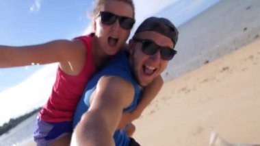 Mutlu yaşam tarzı spor çift kumsalda gülüyor