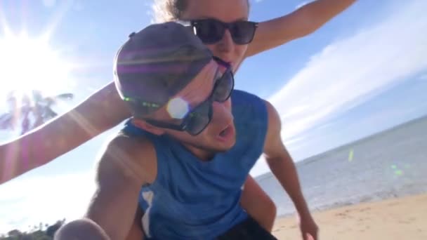 Счастливая пара на пляже в отпуске — стоковое видео