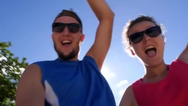 Siker éljenző boldog Fitness Sport pár ünnepli — Stock videók