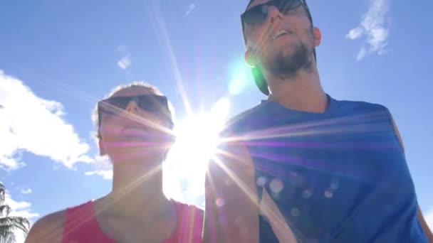 Sport Happy Couple Marcher contre le ciel bleu ensoleillé — Video