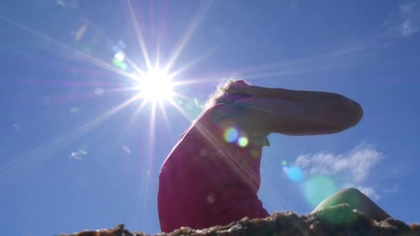 Fitness Woman Doing Sit Ups Ejercicio de entrenamiento al aire libre — Vídeos de Stock