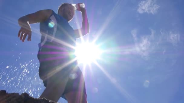 Fericit sportiv răcoritor cu sticlă de apă în aer liber — Videoclip de stoc