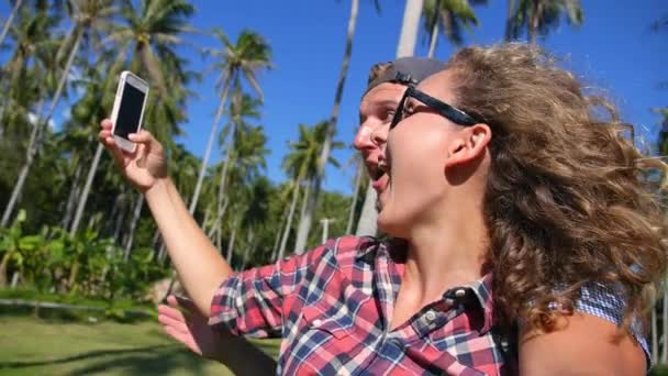 Молодая привлекательная пара делает селфи с помощью смартфона — стоковое видео