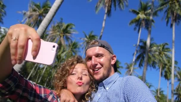 Vrienden Selfie fotograferen met Smartphone Outdoors — Stockvideo