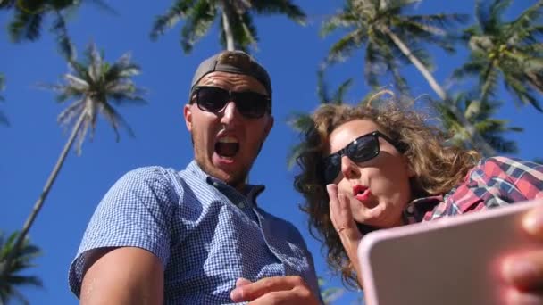 Feliz estilo de vida pareja tomando selfie con teléfono al aire libre — Vídeos de Stock