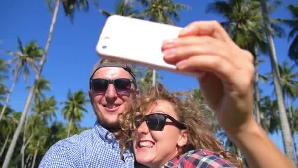 Selfie-Porträt eines jungen attraktiven Touristenpaares mit Handy — Stockvideo