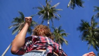 Açık havada dans seksi kadın mutlu pozitif yaz