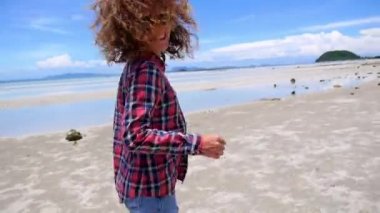 Kumsalda çalıştıran kaygısız Hipster kadın. Tatil canlılık sağlıklı yaşam kavramı