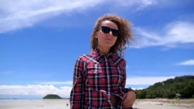Yaz kız sahilde eğleniyor gülümseyen Hipster