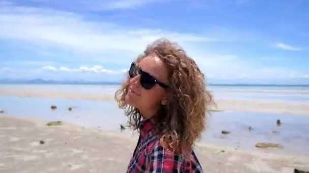 Menina Hipster bonita em elegante check-shirt na praia no verão — Vídeo de Stock