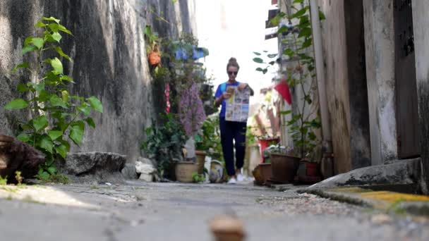 Touristenmädchen mit Stadtplan im Urlaub beim Sightseeing in der Stadt verloren — Stockvideo