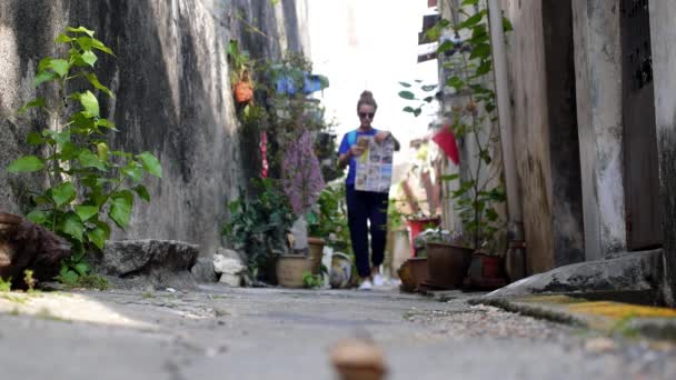 Τουριστική κορίτσι με έχασε στην πόλη για διακοπές ενώ αξιοθέατα Χάρτης — Αρχείο Βίντεο