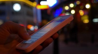 Tayland, Koh Samui, 15.06.2015 - el manifatura Sms ile gece mobil akıllı telefon