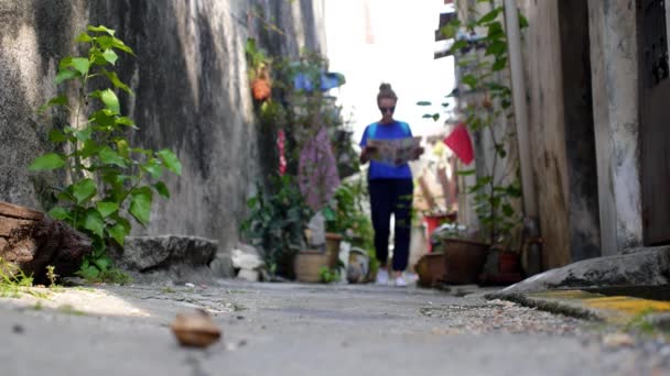 Mulher turista perdida lendo um mapa na cidade — Vídeo de Stock