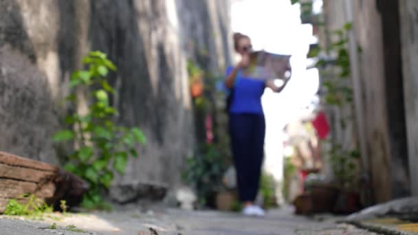 Turista Feminino Viajando com Mapa na Cidade — Vídeo de Stock