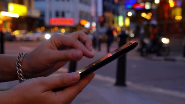 Kvinna Hand användning och Touch Screen smarta telefon eller tablett — Stockvideo