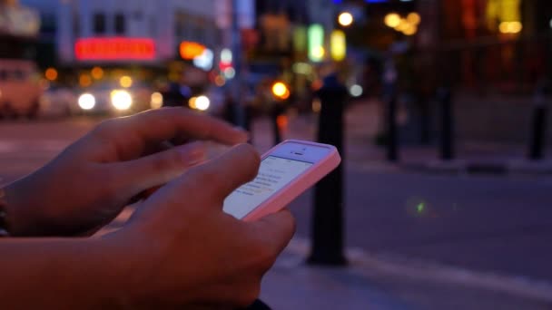 ТАИЛАНД, КОХ САМУИ, 15 июл 2015 г. - Женщина с мобильным телефоном на фоне городского ночного света. — стоковое видео