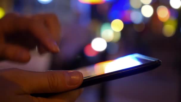 Pantalla táctil de los dedos de la tableta digital en luces borrosas de la noche — Vídeos de Stock