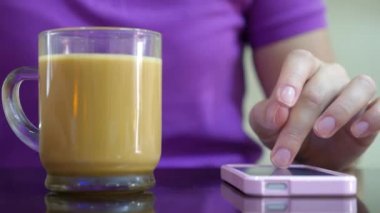 Bir dokunmatik ekran smartphone Cafe kullanan kadın