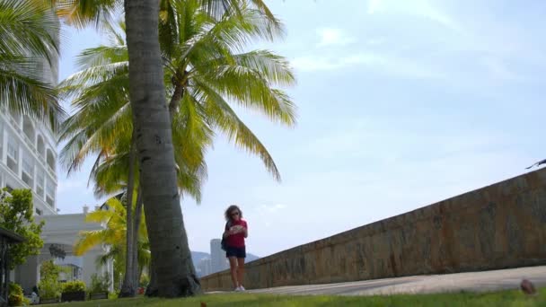 Chica viajera leyendo un mapa caminando en un muelle — Vídeos de Stock