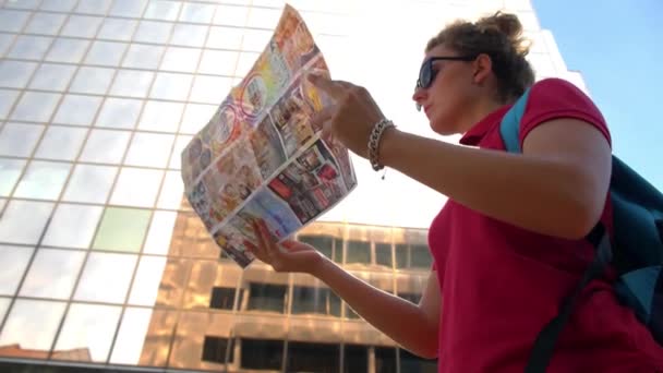 Backpacker Donna con mappa turistica in vacanza — Video Stock