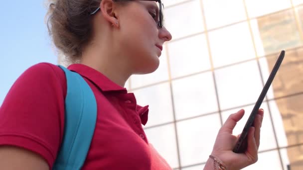 Женщина с планшетным ПК на открытом воздухе — стоковое видео