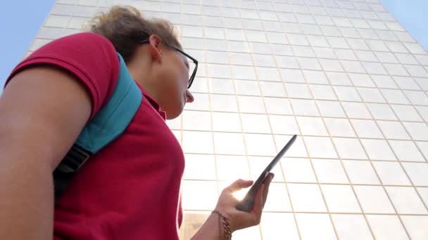 Turystyczne podróżnik dziewczyna przy użyciu komputera typu Tablet Pc na ulicy — Wideo stockowe