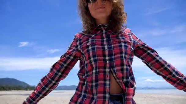 Mode de vie sain et heureux - Jeune fille à la mode sur la plage avec des lunettes de soleil — Video