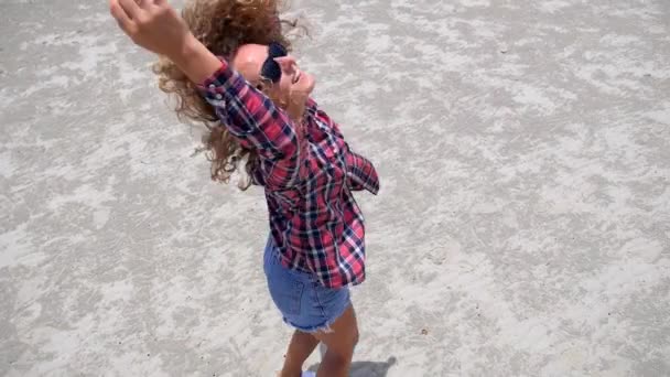 Trendi csípő nő boldog, nyáron a strandon tánc — Stock videók