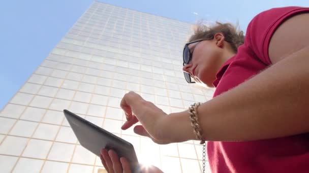 Jonge Student vrouw met behulp van Tablet PC in de stad — Stockvideo