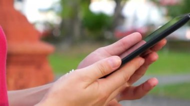 Kadın el Park açık havada içinde dijital Tablet PC'yi kullanma.