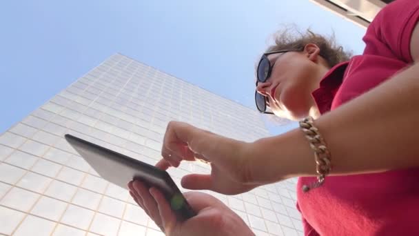 Joven urbana Hipster femenino usando tableta en la ciudad — Vídeo de stock