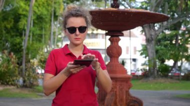 Mutlu kadın tablet açık Şehir Parkı içinde kullanma