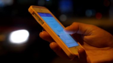 Cep telefonuyla şehir gece yola el
