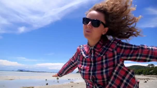 Счастливая женщина-хипстер на пляже в отпуске — стоковое видео