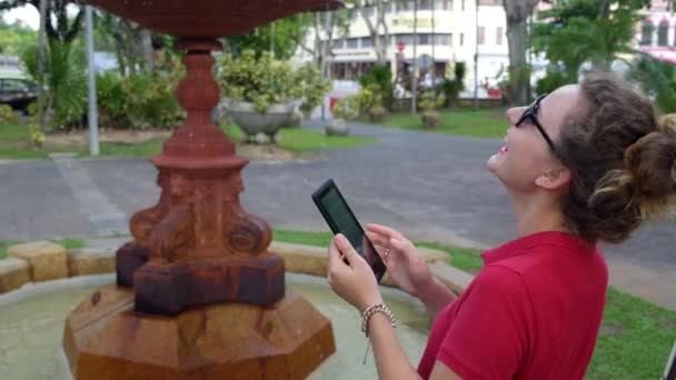 Sourire jeune femme en utilisant une tablette numérique — Video