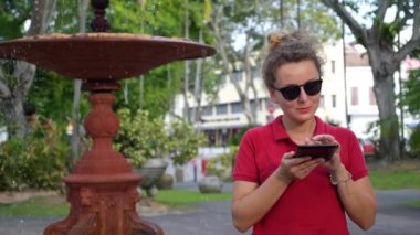 Mutlu genç kadın parkta dijital Tablet ile