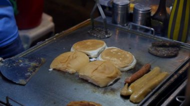Pişirme Kızarmış sosis ve Fast Food Hamburger Caddesi üzerinde rulo