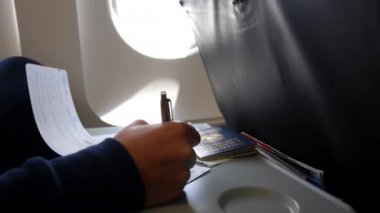 Yolcu pasaportu ile uçak varış kartı doldurun