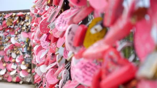 Bloqueo de amor en un puente. Primer plano de candados de amor . — Vídeos de Stock