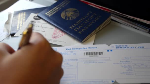 Carta di arrivo e partenza di riempimento a mano con passaporto — Video Stock