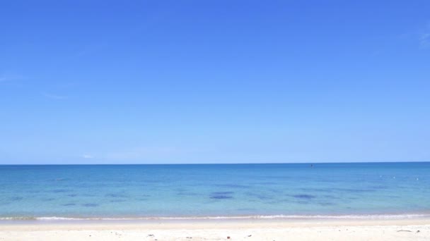 Praia de areia tropical e mar azul-turquesa — Vídeo de Stock