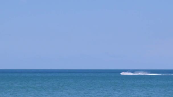 Na koni Jetski v moři na letní dovolenou — Stock video