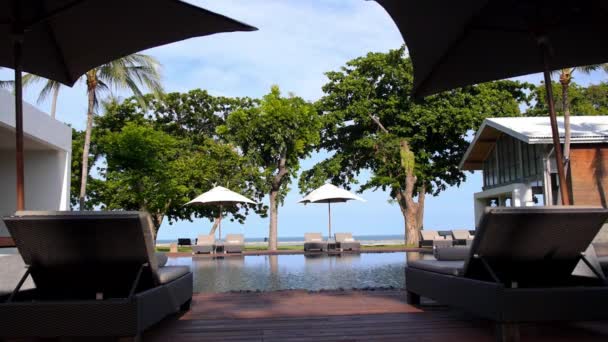 Piscina Resort, Cama de sol, Guarda-chuvas perto do mar - Férias de luxo — Vídeo de Stock