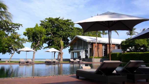 Resort Piscina con tumbonas junto al mar en Tailandia — Vídeos de Stock