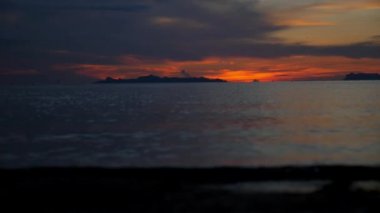 Tropikal Tayland güneş battıktan sonra deniz üzerinde renkli dramatik gökyüzü