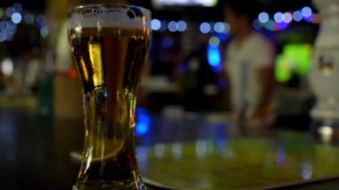 Taslak Pint bira bir Bar Counter