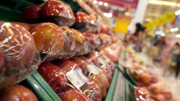 Paquete de manzanas rojas saludables en el puesto en el supermercado — Vídeo de stock