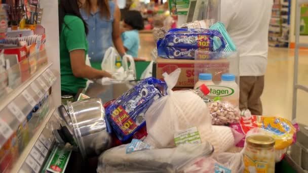 Thaiföld, Koh Samui, 13.05.2015 - ügyfél vásárol a szupermarketben a Cashdesk élelmiszer-ipari termékek — Stock videók