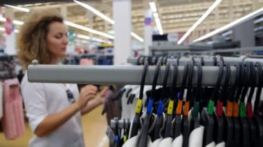 Giyim dükkanında alışveriş kadın